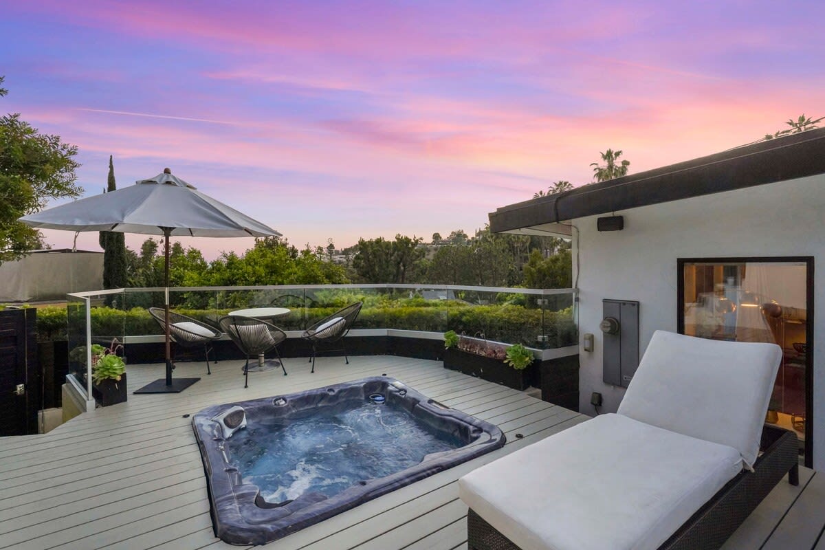 A skyline residence where the horizon feels close enough to hold ...
